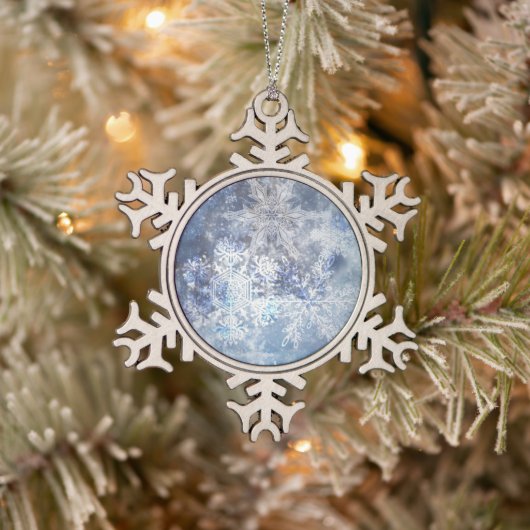 Eis und Schnee Textured Blue Weihnachtsmuster Schneeflocken Zinn-Ornament (Baum)