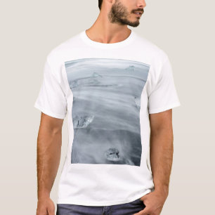 Eis und Wasser an einem Strand, Island T-Shirt