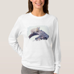 Eisbär auf einem Oberkieferknochen eines Grönlandw T-Shirt