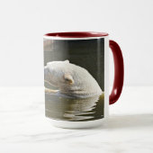 Eisbär beim Verzehr von Früchten Moment Tasse (VorderseiteRechts)