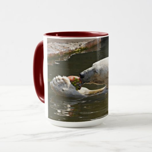 Eisbär beim Verzehr von Früchten Moment Tasse (Vorderseite Links)