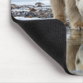 Eisbär betrachtet sein Spiegelbild Mousepad (Ecke)