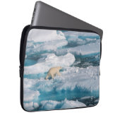 Eisbär, der auf das Meer geht Laptopschutzhülle (Vorne Rechts)