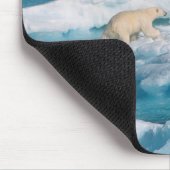 Eisbär, der auf das Meer geht Mousepad (Ecke)