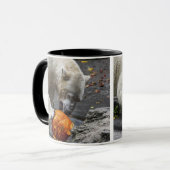 Eisbär, der einen Kürbis isst Tasse (Vorderseite Links)