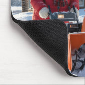 Eisbär, der einen Schneefräser schiebt Mousepad (Ecke)