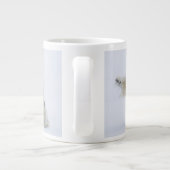 Eisbär im Schnee, Norwegen Jumbo-Tasse (Rückseite)