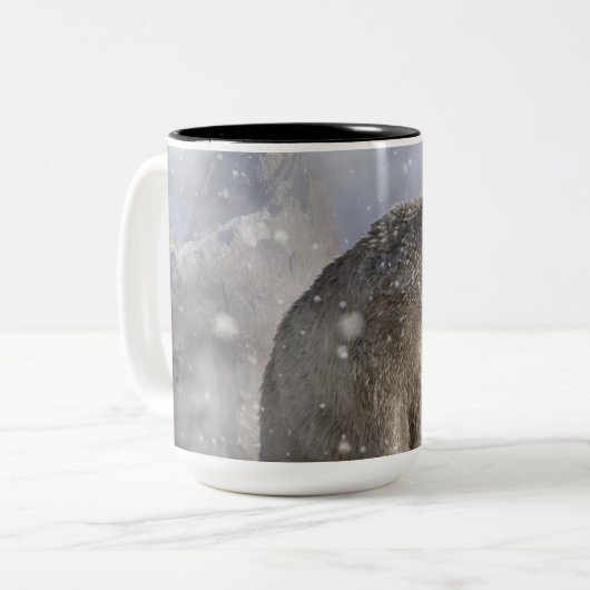 Eisbär in einem Schneesturm Zweifarbige Tasse (Vorderseite Links)