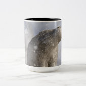 Eisbär in einem Schneesturm Zweifarbige Tasse (Mittel)