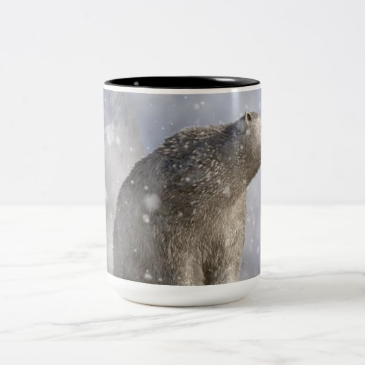 Eisbär in einem Schneesturm Zweifarbige Tasse (Mittel)