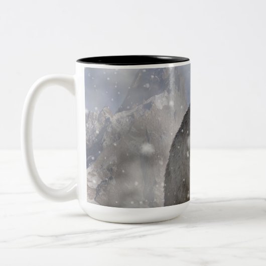 Eisbär in einem Schneesturm Zweifarbige Tasse (Links)