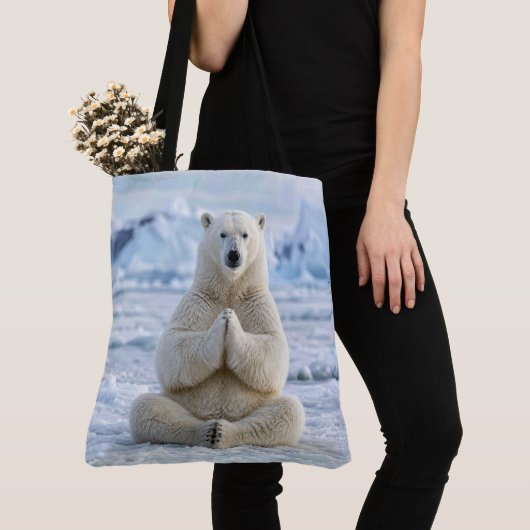 Eisbär in einer Yoga-Position Tasche (Von Nahem)