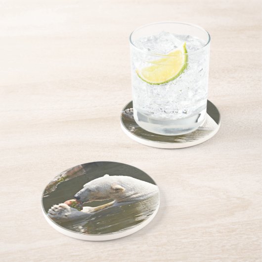 Eisbär isst Obst im Wasser Getränkeuntersetzer (Seite)
