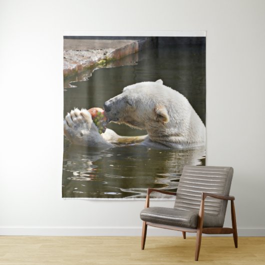 Eisbär isst Obst im Wasser Wandteppich (Beispiel)