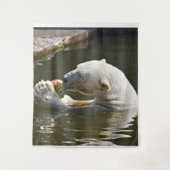 Eisbär isst Obst im Wasser Wandteppich (Vorderseite)