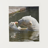 Eisbär isst Obst im Wasser Wandteppich (Vorderseite)