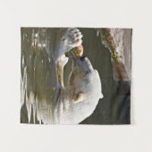 Eisbär isst Obst im Wasser Wandteppich (Vorderseite (Horizontal))