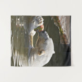 Eisbär isst Obst im Wasser Wandteppich (Vorderseite (Horizontal))