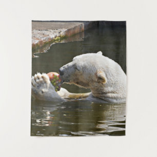 Eisbär isst Obst im Wasser Wandteppich