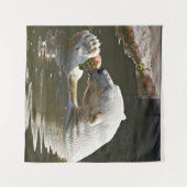 Eisbär isst Obst im Wasser Wandteppich (Vorderseite (Horizontal))