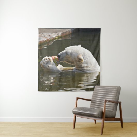 Eisbär isst Obst im Wasser Wandteppich (Beispiel)
