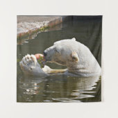 Eisbär isst Obst im Wasser Wandteppich (Vorderseite)