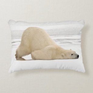 Eisbär kratzt sich auf gefrorener Tundra Zierkissen