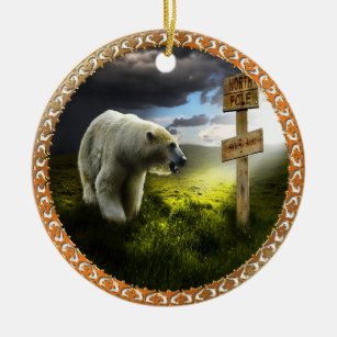 Eisbär mit Blick auf das Nordpol-Holzschild Keramik Ornament