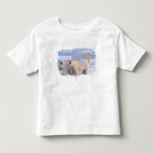 Eisbär-Mutter mit Jungen auf Packeis, Küste Kleinkind T-shirt