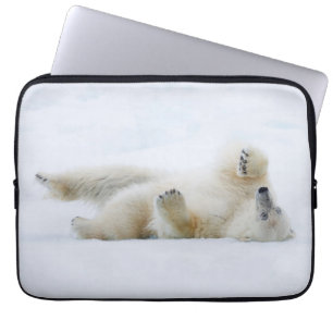 Eisbär rollt im Schnee, Norwegen Laptopschutzhülle