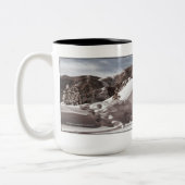 Eisbär-Schnee-Skulptur Sun Valley Idaho Zweifarbige Tasse (Links)