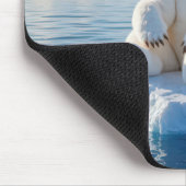 Eisbär schwebt auf einer Eisscholle Mousepad (Ecke)