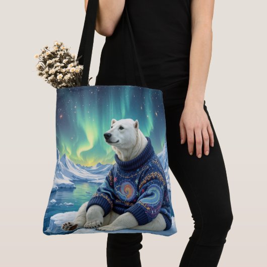 Eisbär sitzt unter Nordlichtern Tasche (Von Nahem)