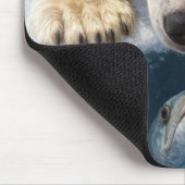 Eisbär starrt auf Fisch Mousepad (Ecke)