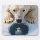 Eisbär starrt auf Fisch Mousepad (Vorne)