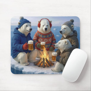 Eisbär trinkt um ein Lagerfeuer herum Mousepad