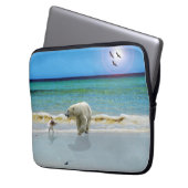 Eisbär und Jack Russel am Strand, Laptopschutzhülle (Vorderseite Links)