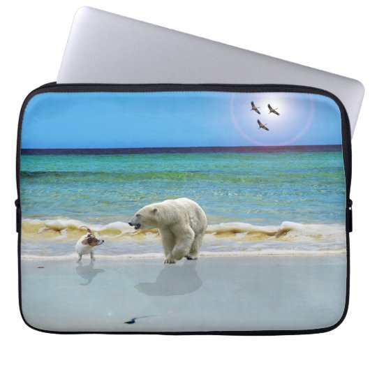 Eisbär und Jack Russel am Strand, Laptopschutzhülle (Vorderseite)