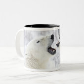 Eisbären, die im Schnee spielen Zweifarbige Tasse (Vorderseite Links)