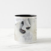 Eisbären, die im Schnee spielen Zweifarbige Tasse (Mittel)