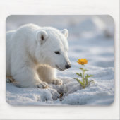 Eisbärjunges bewundert ein Gänseblümchen Mousepad (Vorne)