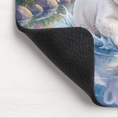 Eisbärjunges spielt mit einem Fisch Mousepad (Ecke)