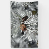 Eisbedeckte Kiefernzäune im Winter Banner (Vertikal)