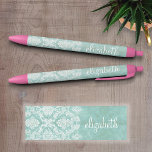 Eisblau Vintager Damast Muster mit grungy Finish Kugelschreiber<br><div class="desc">Ein Vintages Muster mit einer Tafel und Spitzen-Design. Schau genau auf die Blume und Blätter. Ein trendiges Design mit Juwelenfarben und Eleganz. Elemente können leichter angepasst werden, wenn Sie zuerst alle Foto und Texte ersetzen. Wenn Ihre Kunst noch angepasst werden muss, klicken Sie auf die Schaltfläche Diese anpassen. Das bringt...</div>