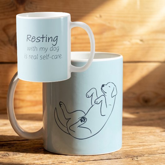 Eisblaue Labrador-Hundemutter – Entspannen mit mei Kaffeetasse
