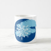 Eisblaue Schneeflocke Abstrakter Winterkreis Kaffeetasse (Mittel)