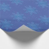 Eisblauer Schneeflocken auf Coolem blauen Hintergr Geschenkpapier (Ecke)