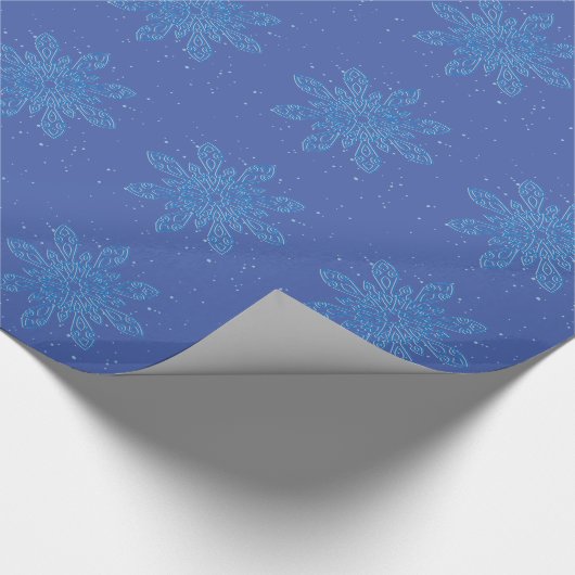 Eisblauer Schneeflocken auf Coolem blauen Hintergr Geschenkpapier (Ecke)