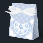 Eisblauer Schneeflocken Geschenkschachtel<br><div class="desc">Im Winter fallen diese eisblauen Schneeflocken auf meine imaginäre Welt. Sie haben 7 Zweige,  weiche blaue Töne und Rhinestone,  die innen eingebettet sind. Für alle,  die Pastellblauen und schneebedeckten Urlaub Lieben.</div>