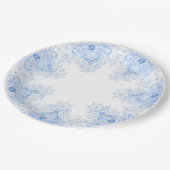 Eisblauer Schneeflocken Pappteller (Schrägansicht)